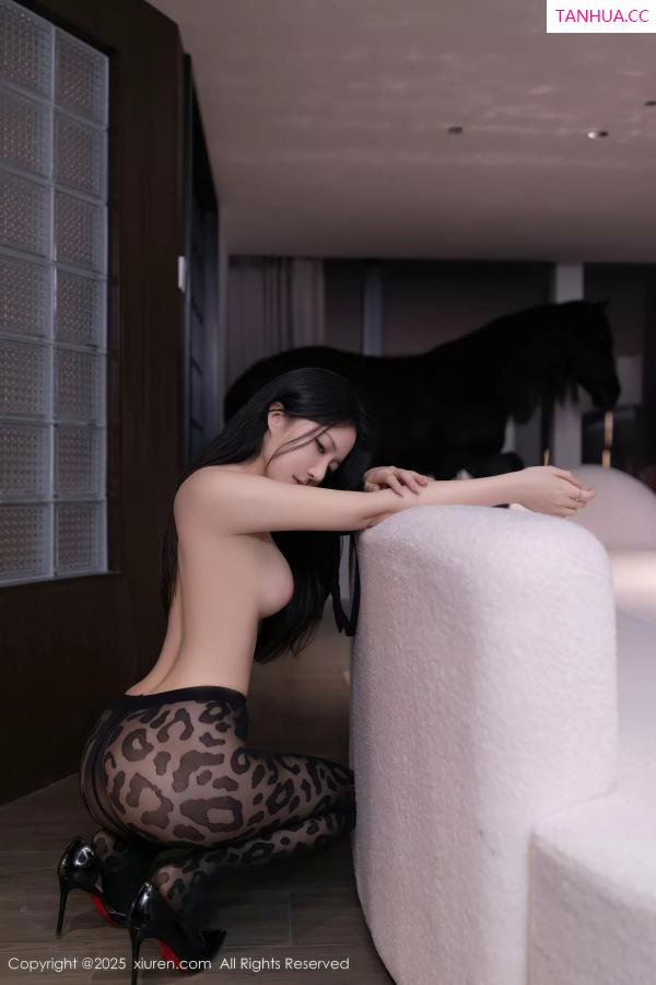 鱼子酱fish  [XiuRen]高清写真图 2025.10.31 No.10938 鱼子酱Fish 豹纹黑丝第44张图片